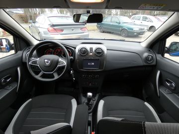 Car image 14