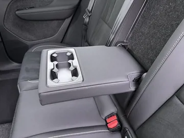Car image 40