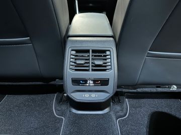 Car image 32