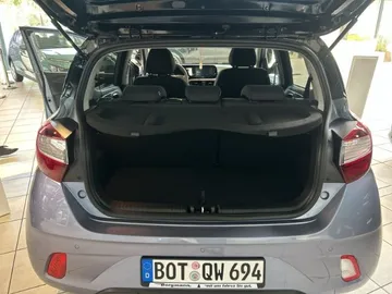Car image 18