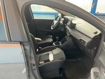 Car image 15