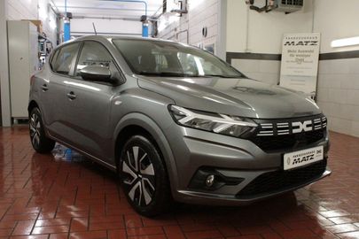 Car image 3