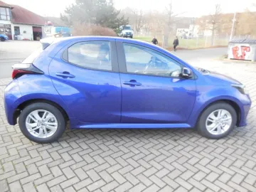 Car image 4