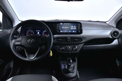 Car image 12