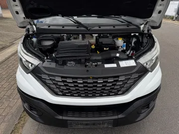 Car image 36