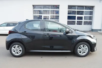 Car image 4