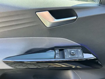 Car image 32