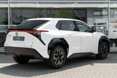 Car image 4