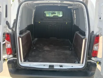 Car image 13