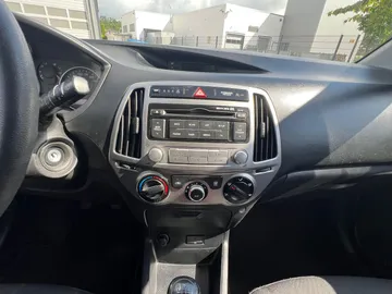 Car image 18