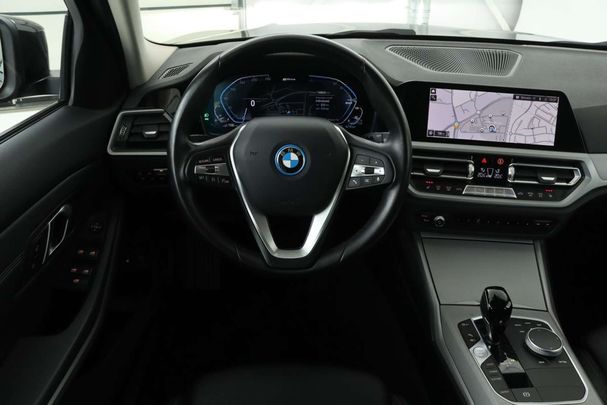 BMW 320 Touring e 150 kW image number 4