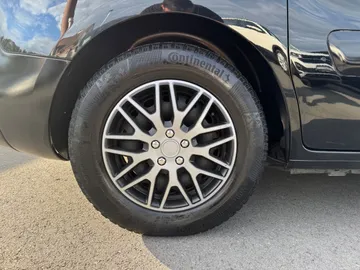 Car image 26