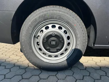 Car image 28