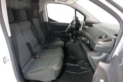 Car image 19