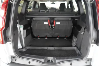 Car image 36