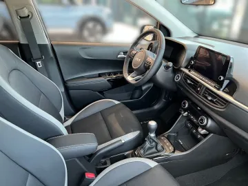 Car image 18