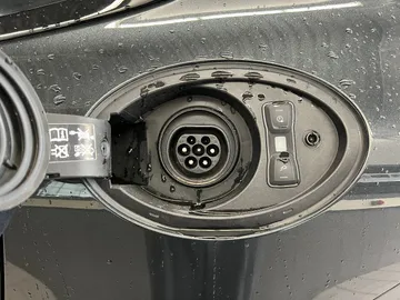 Car image 32