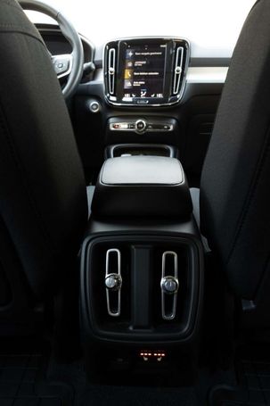 Volvo XC40 B4 Momentum 145 kW image number 14