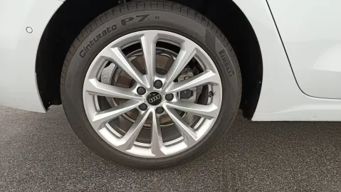 Car image 26