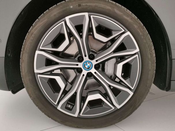 BMW iX xDrive40 240 kW image number 6