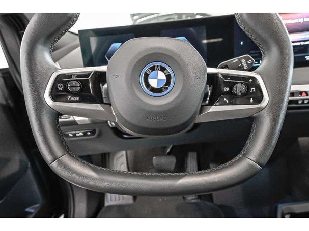 BMW iX xDrive40 240 kW image number 10