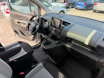 Car image 25