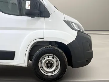 Car image 37