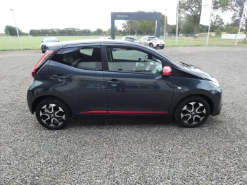 Car image 4