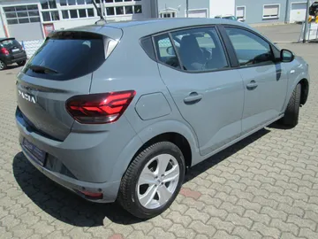 Car image 4