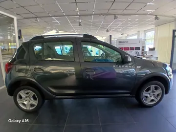 Car image 4