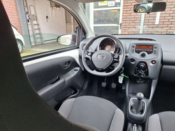 Car image 12