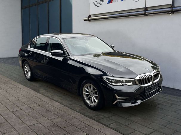 BMW 320i Luxury Line 135 kW image number 13