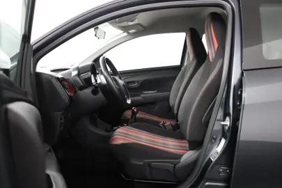 Car image 4