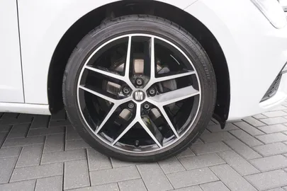 Car image 32