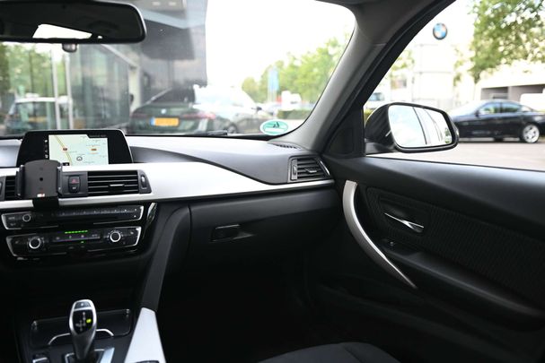 BMW 320i Touring 135 kW image number 24