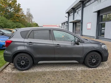 Car image 4