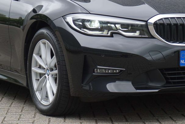 BMW 330 e M 215 kW image number 29