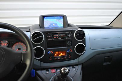 Car image 16