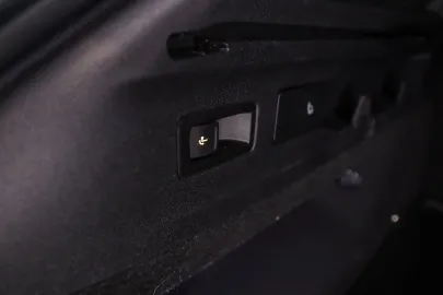Car image 32