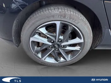 Car image 19