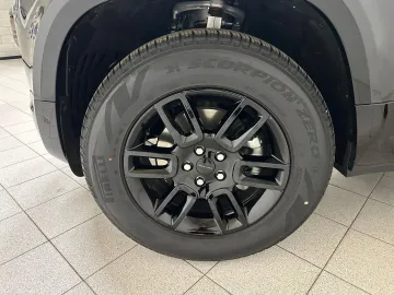 Car image 26