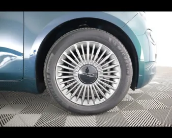 Car image 19