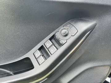 Car image 30