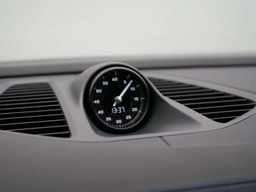 Car image 32