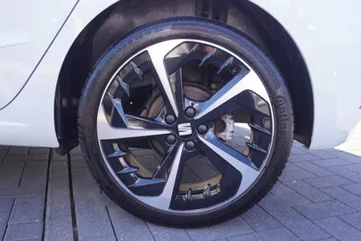 Car image 33