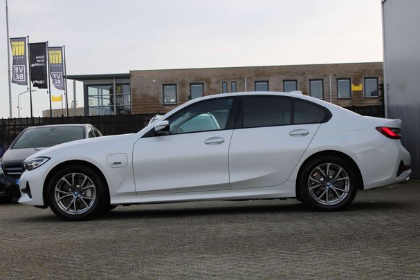 BMW 330e Sport Line 215 kW image number 6