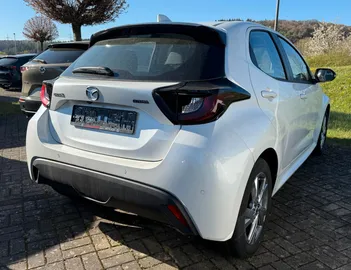 Car image 4