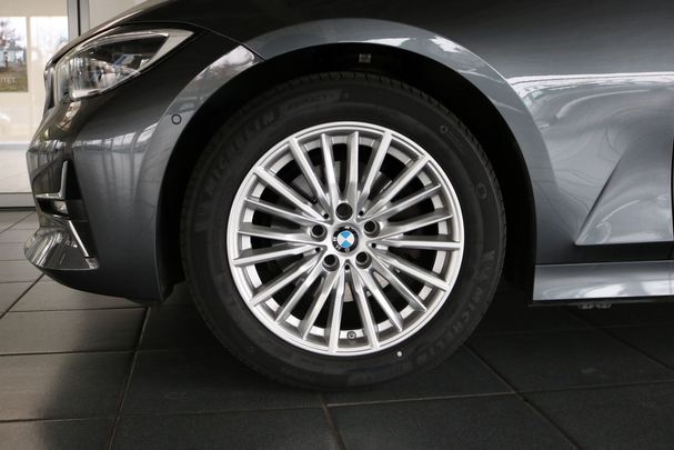 BMW 320i Luxury Line 135 kW image number 15