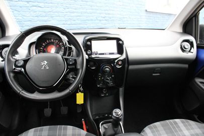 Car image 12