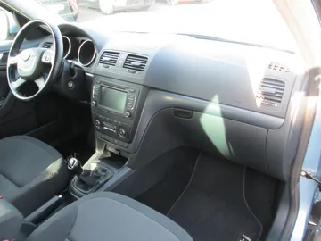 Car image 14